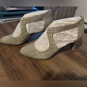 Life Stride Brown Heels with Sophisticated Design